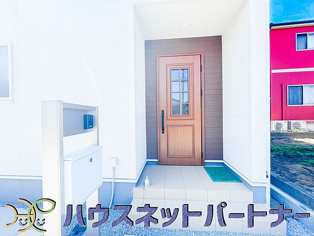 上質感漂う玄関へのアプローチ。居住者の帰り、訪れる方を優しく迎える・安らぎに満ちた生活空間を予感させる。健やかな暮らしを楽しめそう。