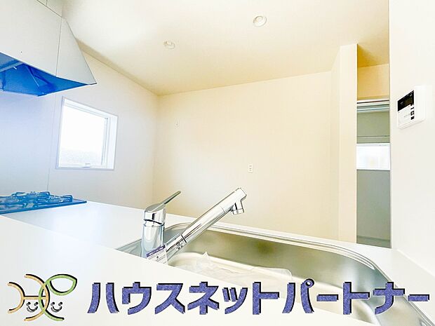 人工大理石のワークトップやシンクは、水を流しただけできれいになったように見えます。白いキッチンは明るく清潔感があり、とっても素敵です。