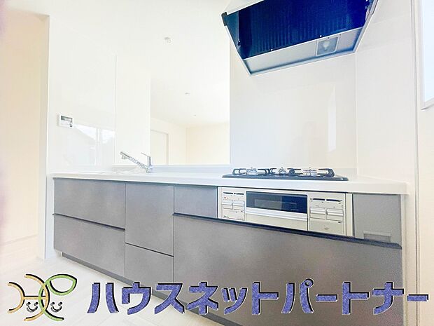 カウンターキッチンなら、リビングで遊ぶ子供の様子を見ながら料理ができるので安心です。料理を運んでもらったり、子供にお手伝いしてもらいやすいのもいいですね。