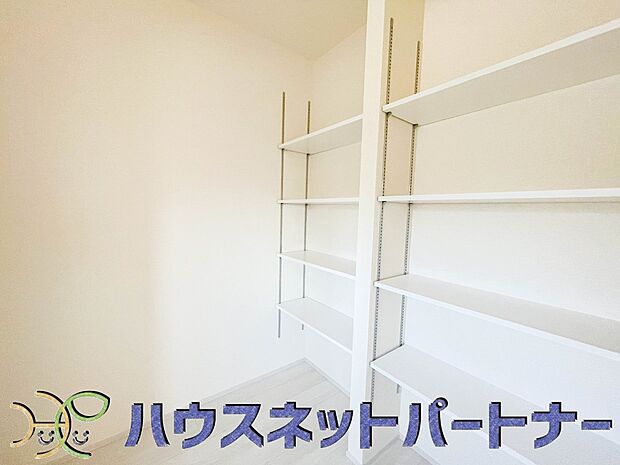 キッチンには使い易いパントリーが。奥様のお料理グッズを収納。