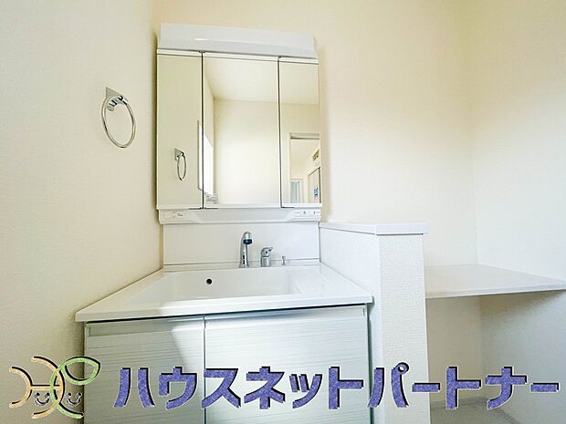 大きく見やすい三面鏡で清潔感ある洗面台は、身だしなみチェックや肌のお手入れに最適です。何かと物が増える場所だからこそ、スッキリと見映えの良い空間に拵えました。