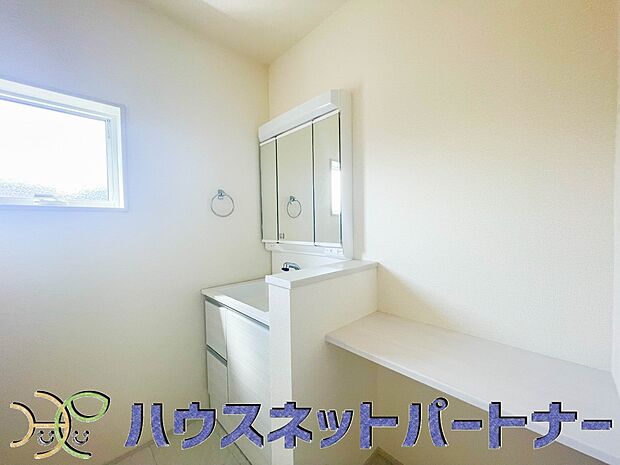 ゆったり落ち着いてお使い頂ける広さが魅力の洗面所。カウンターがある為、収納スペースとして使う事が出来ます。