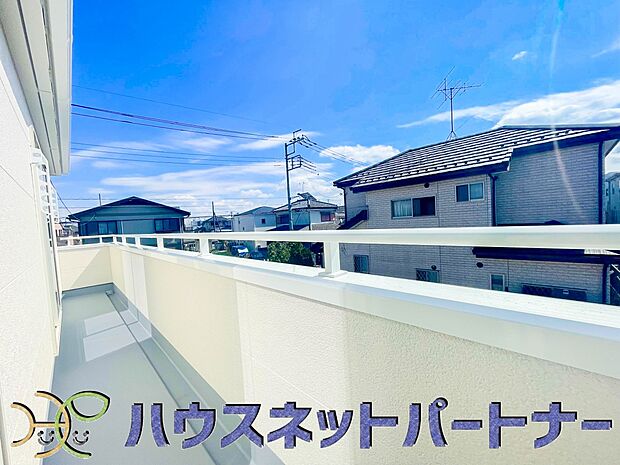 南向きバルコニーから明るい陽射しと爽やかな風がお部屋へと流れ込む、心地よい空間です。2部屋続きなのでお布団も沢山干せますね。