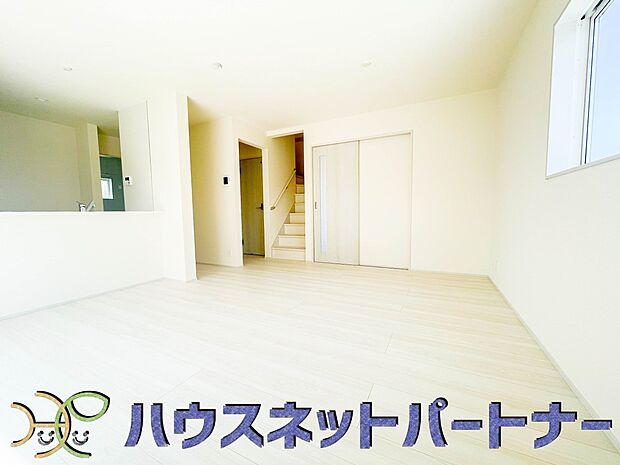 階を移動する際にリビングを通る、リビングイン階段。自然なかたちで家族が集まるため、お子様の個室が2階にある場合でも、毎日の挨拶や会話が増えやすくなります。