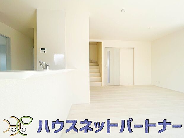 忙しい朝でも家族揃って食事をして頂ける、ゆとりある大きさのダイニングスペース。奥様の手料理をカウンター越しに受けとって頂き、テーブルで囲む素敵な時間を存分にお愉しみ下さい。