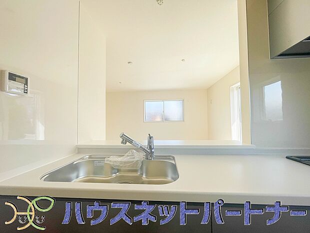 キッチン吊戸棚を無くす事によって、コミュニケーションを重視した設計に致しました。区画によって変わる一体感を、実際にご覧になって頂けましたらと思います。