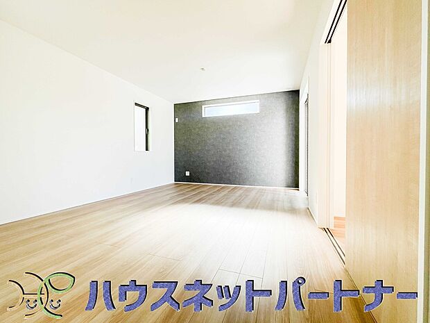 大好評のアクセントクロス。お部屋の壁紙を一部分だけ違う壁紙に変えることをアクセントクロスといいます。室内を広く見せ、個性的な空間を演出します。スタイリッシュな雰囲気づくりにも効果的。