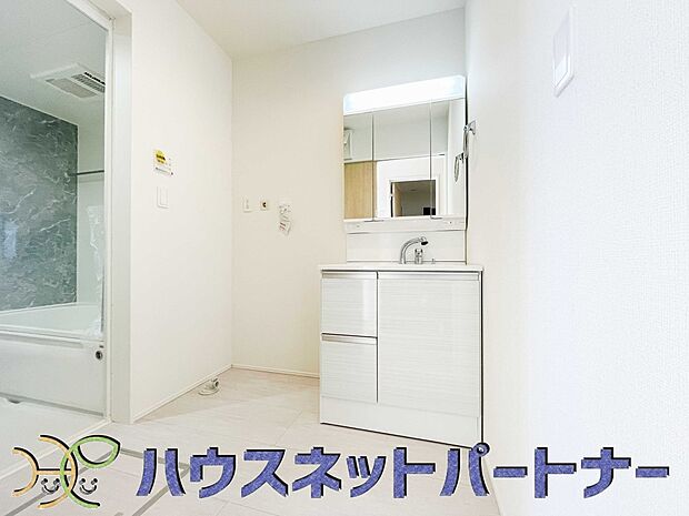 大きく見やすい三面鏡で清潔感ある洗面台は、身だしなみチェックや肌のお手入れに最適です。何かと物が増える場所だからこそ、スッキリと見映えの良い空間に拵えました。