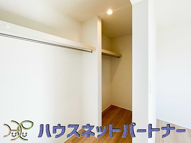 ウォークインクローゼットのメリットは、衣類の他、バッグやアクセサリーなど、身につけるものを一部屋に集めて管理できること。必要なときに見つけやすいですよ。