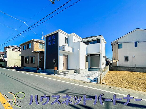 街に溶け合う美しい景観と、採光や風通しを考えて設計された間取り。近隣の視線を考え調整した窓位置など、外観だけでなく、住まうご家族の心地よさを最優先しました。