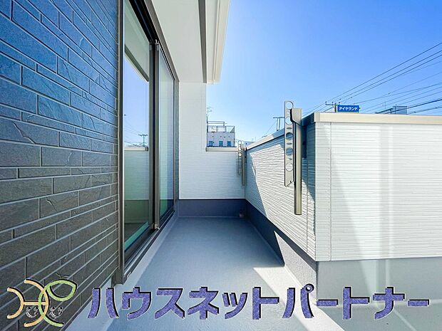 青い空が近くに感じるバルコニーは、爽やかな風をお部屋へ運んでくれます。