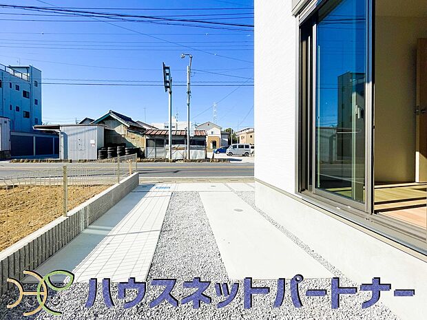 駐車場がある戸建を持つ最大のメリットは、駐車場代金を支払い続ける必要がないことです。賃貸住宅に住んでいる方が、戸建の購入を考えるきっかけに挙げることが多いようです。
