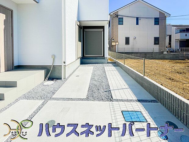 通勤や家族の送迎など、毎日の生活にマイカーが欠かせない方にとって駐車場は大事な条件。敷地内にカースペースがあれば、お出かけやお買い物の際の搬入出もらくらくです。