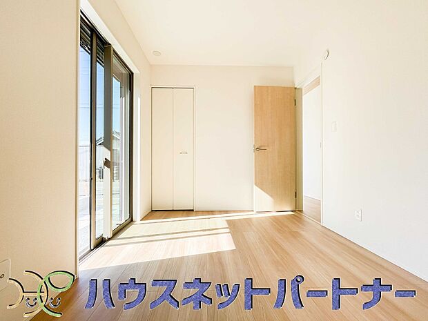 陽射しがぽかぽかと差し込むお部屋は湿気やカビの心配も減るので快適に過ごせます。