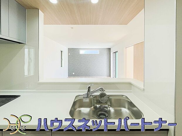 人工大理石のワークトップやシンクは、水を流しただけできれいになったように見えます。白いキッチンは明るく清潔感があり、とっても素敵です。