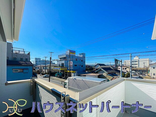 陽当りが良いと、洗濯物が乾きやすいですし、湿気やカビの心配も減るので快適です。寒い冬の日でも、日差しが届くと家の中が暖かくなりますね。