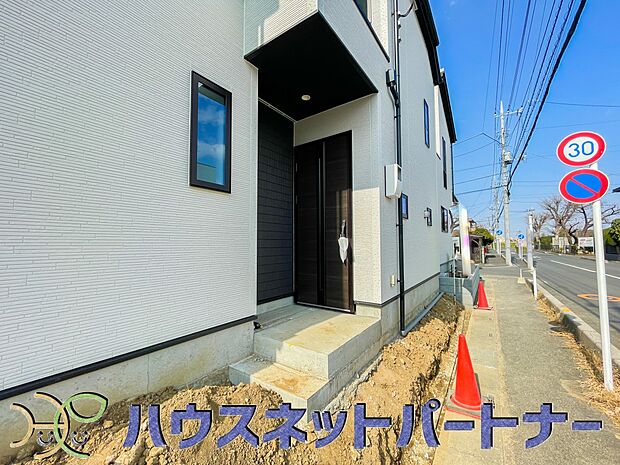 玄関前に季節のお花を置いて可愛く演出してみてはいかがですか。楽しいお家造りが待っています。