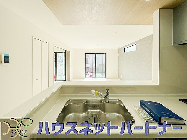 人工大理石のワークトップやシンクは、水を流しただけできれいになったように見えます。白いキッチンは明るく清潔感があり、とっても素敵です。