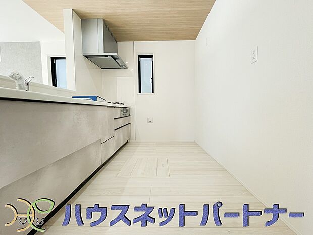 明るい自然光が入る作業スペースを多くとったキッチン採用。夫婦揃ってキッチンに立っても調理がしやすく、家事をしながら会話も弾みます。食器類もすっきりと片付く収納力。