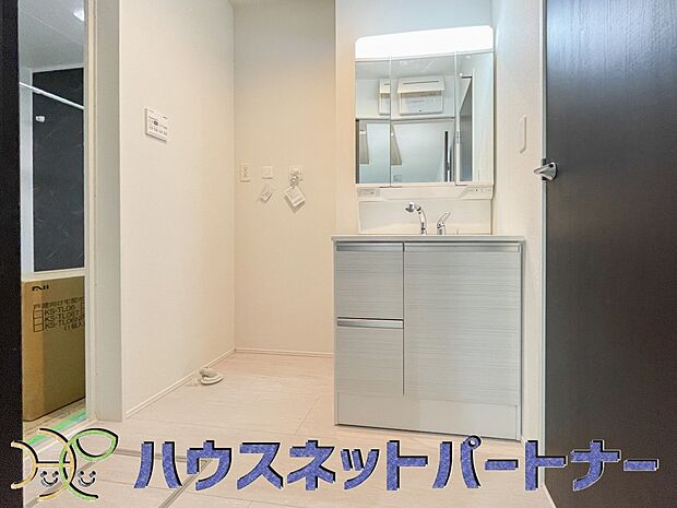 ミラーを手前に引けば、楽な姿勢で髭剃りやメイクができます。合わせ鏡にすればヘアスタイルのチェックもラクラク。洗面化粧台のミラー裏にはたっぷり入る収納スペースを設けています。