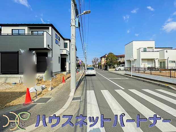 10M公道に面している為、広々としていて開放的です。歩道もある為、お子様も安心の環境です。