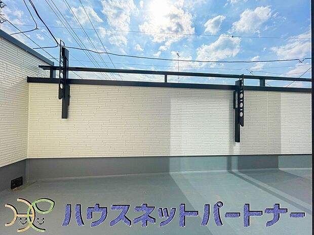 青い空が近くに感じるバルコニーは、爽やかな風をお部屋へ運んでくれます。