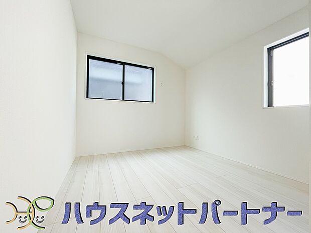 2面窓のある風通しの良いお部屋は心も体も元気にしてくれます。自分だけのお部屋作りを楽しんでみては。