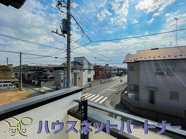 2階にあるバルコニーは太陽の光が燦々と降り注ぎ、毎日のお洗濯も快適に。太陽は心を元気にしてくれますよね。