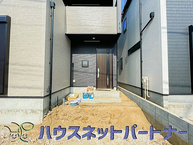 上質感漂う玄関へのアプローチ。居住者の帰り、訪れる方を優しく迎える・安らぎに満ちた生活空間を予感させる。健やかな暮らしを楽しめそう。