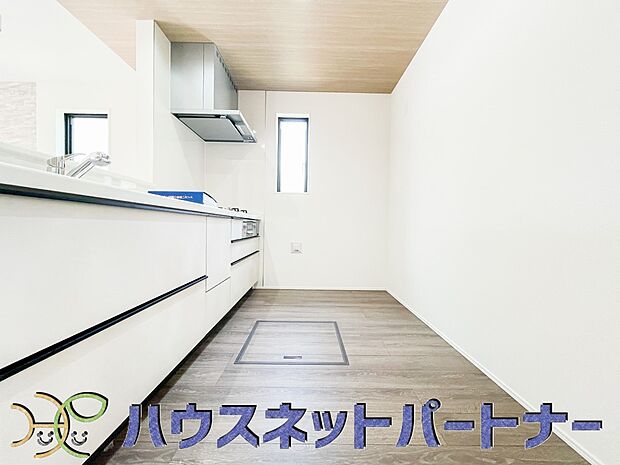 明るい自然光が入る作業スペースを多くとったキッチン採用。夫婦揃ってキッチンに立っても調理がしやすく、家事をしながら会話も弾みます。食器類もすっきりと片付く収納力。