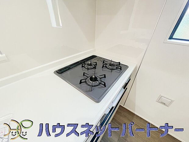 三口コンロで料理の幅を拡げてくれる使いやすいシステムキッチンを採用。洗い場も大きいので野菜や食器を洗ったりする際にも捗り、奥様の強い味方となってくれるはずです。