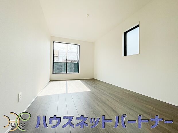 バルコニーに直接出入りできるお部屋です。ちょっと外の空気を吸いたい時や、ベランダでミニガーデニングなども楽しめそうです。