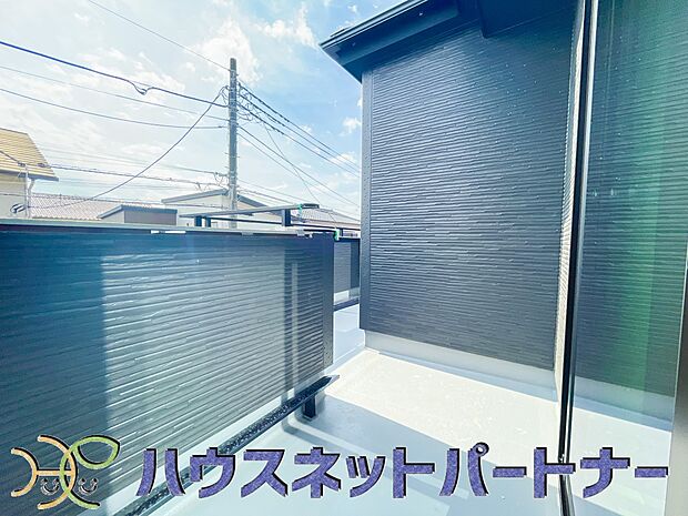 南バルコニーから差し込む陽光・通風は、住環境・快適性と共に有り続ける貴重な「財産」です。この新築戸建に住まう事で手に入れるものは、きっと日常にとっても貴重な存在となるはずです。