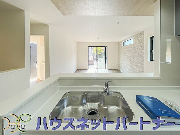 人工大理石のワークトップやシンクは、水を流しただけできれいになったように見えます。白いキッチンは明るく清潔感があり、とっても素敵です。