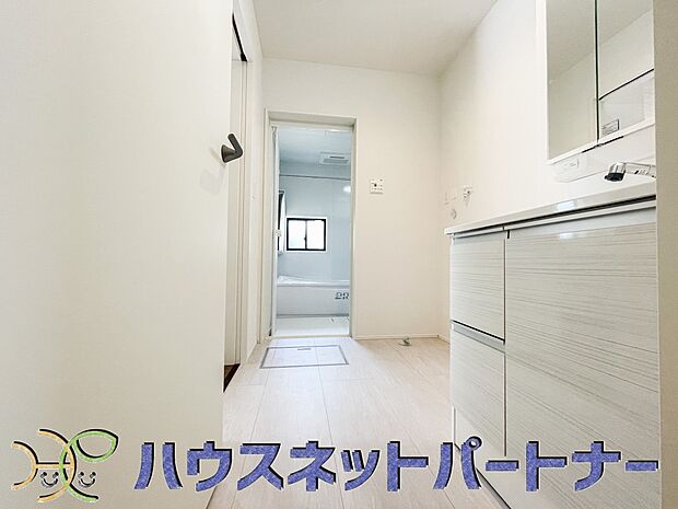 広い脱衣所、洗面台も大きなサイズを設置。戸建では見ない広さと解放感。
