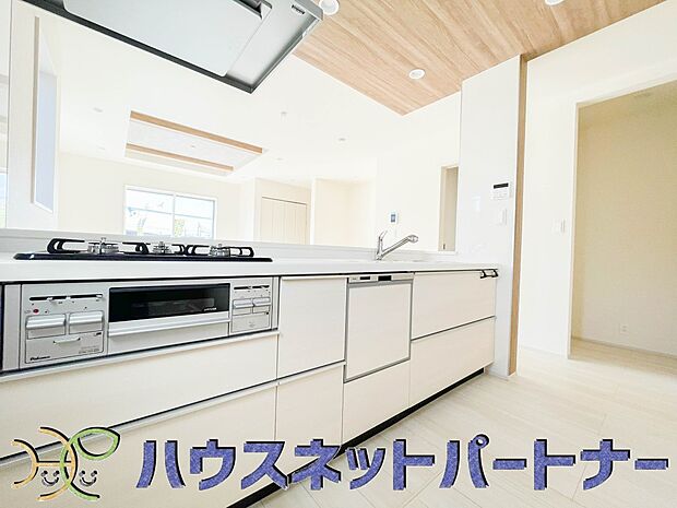 キッチン吊戸棚を無くす事によって、コミュニケーションを重視した設計に致しました。区画によって変わる一体感を、実際にご覧になって頂けましたらと思います。 