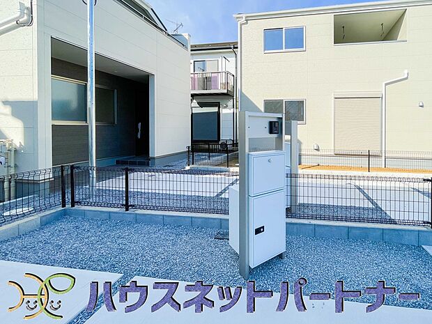 TVモニター付インターホン。来訪者の様子を室内TVモニターでチェック。対応したくないセールスを断りやすく、子どもに留守番をさせるときも安心。不在時の来訪者を録画でき、犯罪抑止効果も期待できます。