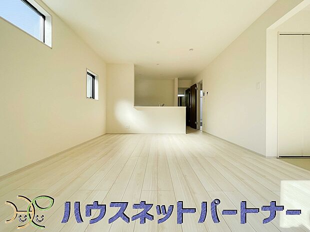 家族でくつろぐリビングは16帖。