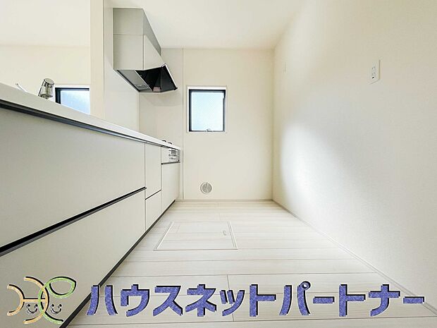 明るい自然光が入る作業スペースを多くとった壁付けキッチン採用。夫婦揃ってキッチンに立っても調理がしやすく、家事をしながら会話も弾みます。食器類もすっきりと片付く収納力。