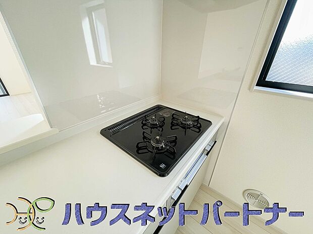 三口コンロで料理の幅を拡げてくれる使いやすいシステムキッチンを採用。洗い場も大きいので野菜や食器を洗ったりする際にも捗り、奥様の強い味方となってくれるはずです。