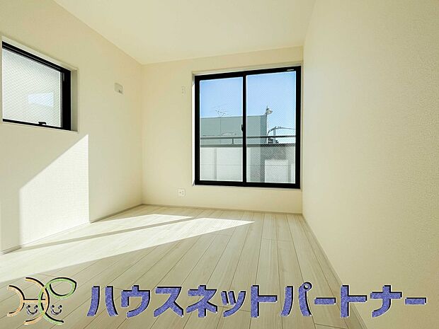 柔らかな光り差し込む家族に優しい洋室は子供部屋にぴったり。