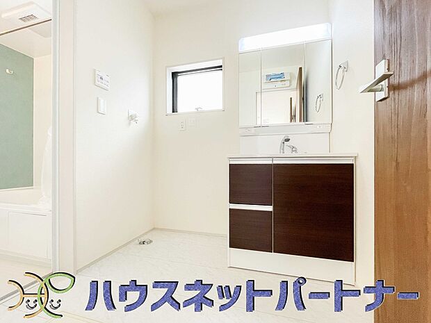 ミラーを手前に引けば、楽な姿勢で髭剃りやメイクができます。合わせ鏡にすればヘアスタイルのチェックもラクラク。洗面化粧台のミラー裏にはたっぷり入る収納スペースを設けています。