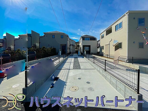 カースペース2台可。敷地内に駐車スペースが2台分確保されています。通勤、お出かけ、ショッピングなど、家族で出かける際の足となる車。状況に応じて使い分けたい、そんな方におすすめです。