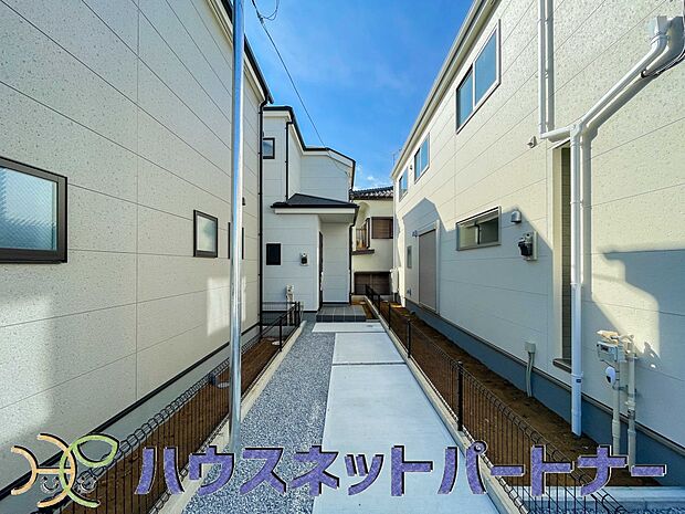 駐車場がある戸建を持つ最大のメリットは、駐車場代金を支払い続ける必要がないことです。賃貸住宅に住んでいる方が、戸建の購入を考えるきっかけに挙げることが多いようです。