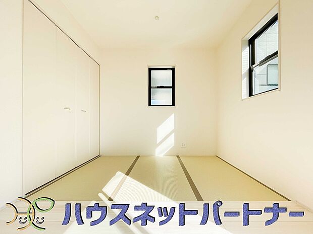 リビングに併設された3帖の畳コーナーは、ちょっと休憩したいときに便利ですね。