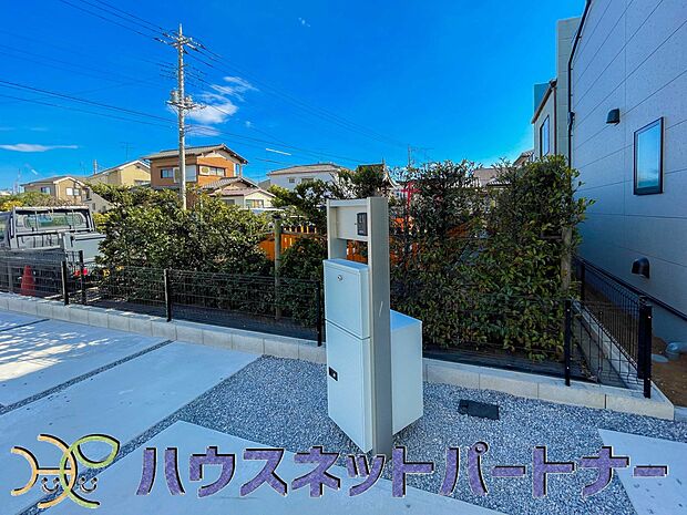 TVモニター付インターホン。来訪者の様子を室内TVモニターでチェック。対応したくないセールスを断りやすく、子どもに留守番をさせるときも安心。不在時の来訪者を録画でき、犯罪抑止効果も期待できます。