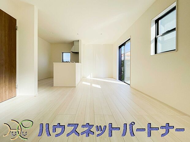 家族でくつろぐリビングは16帖。日当たりも良く、風通しも優れています。