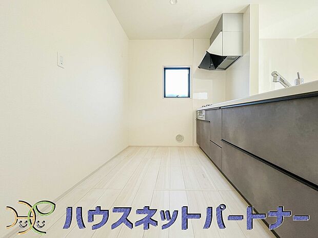 明るい自然光が入る作業スペースを多くとったキッチン採用。夫婦揃ってキッチンに立っても調理がしやすく、家事をしながら会話も弾みます。食器類もすっきりと片付く収納力。