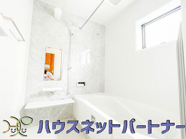 高級感溢れるカラーと大きさ・柔らかな曲線で構成された半身浴も楽しめるバスタブが心地よさをもたらします。