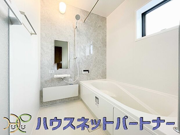 高級感溢れるカラーと大きさ・柔らかな曲線で構成された半身浴も楽しめるバスタブが心地よさをもたらします。